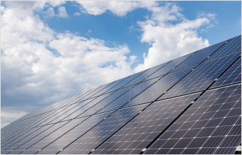 L’Etat favorise la production d’énergie solaire en utilisant autant que possible ses propres toitures